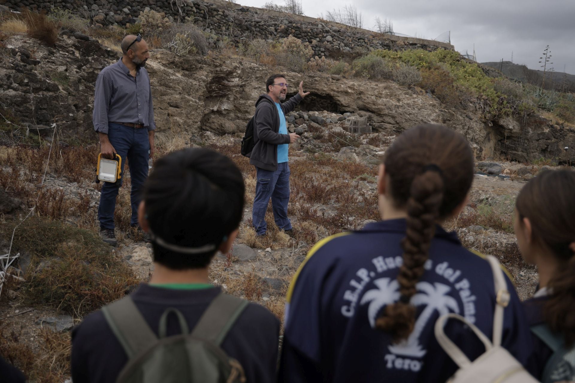 Abel Galindo, junto a Bentejuí Motas, durante una visita escolar al yacimiento de Malverde.