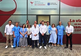 Profesionales del Negrín visitan la nueva sala habilitada, junto al director de Hemodonación.