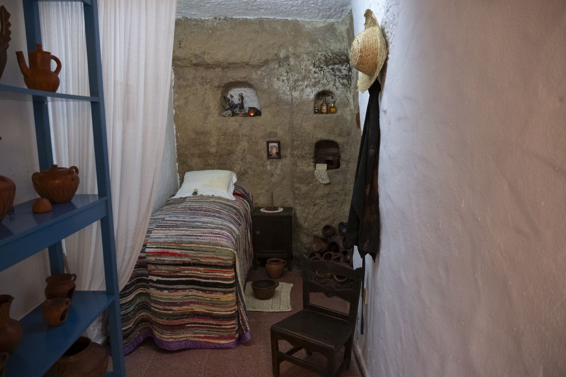 Imagen secundaria 1 - 1.  Una de las salas del Centro Locero de Lugarejos, repleta de piezas tradicionales que se elaboraban antiguamente.  2.  Recreación de la habitación de María Guía, antigua locera del lugar.  3.  Dos tipos distintos de juguetes que las loceras solían entregar a los niños. 