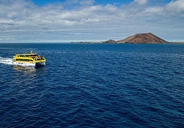 El Buganvilla Express navega ante la isla de Lobos.