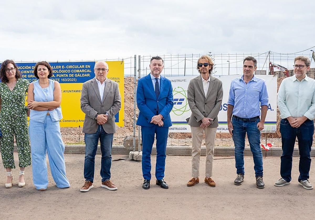 Distintas autoridades acudieron a la presentación de la nueva 'Nave Taller E-circular'.