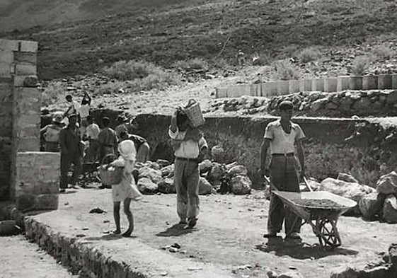 El 12 de junio de 1947, una niña lleva a su padre la comida en una cesta durante la construcción del chalet de Winter en Cofete, en Jandía, en el municipio de Pájara.