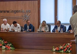 Vanesa Martín, flanqueada por Óscar Hernández y Francisco García, durante el acto de toma de posesión.