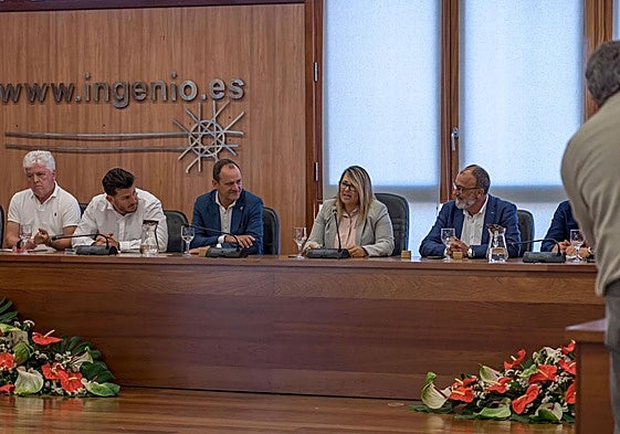 Vanesa Martín, flanqueada por Óscar Hernández y Francisco García, durante el acto de toma de posesión.