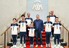 El Olimpus Zeus, recibido por Poli Suárez