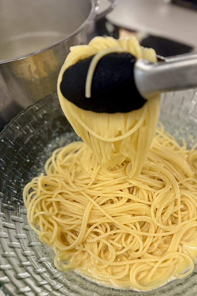 Añadimos los espaguetis a la salsa
