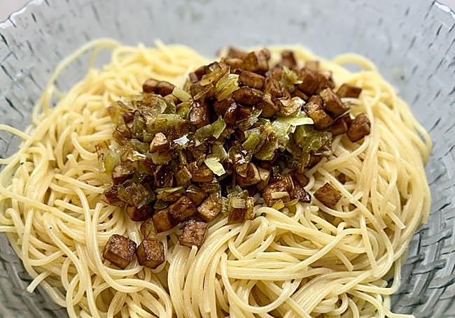 Añadimos el tofu y el puerro