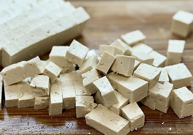 Cortamos el tofu en cuadraditos