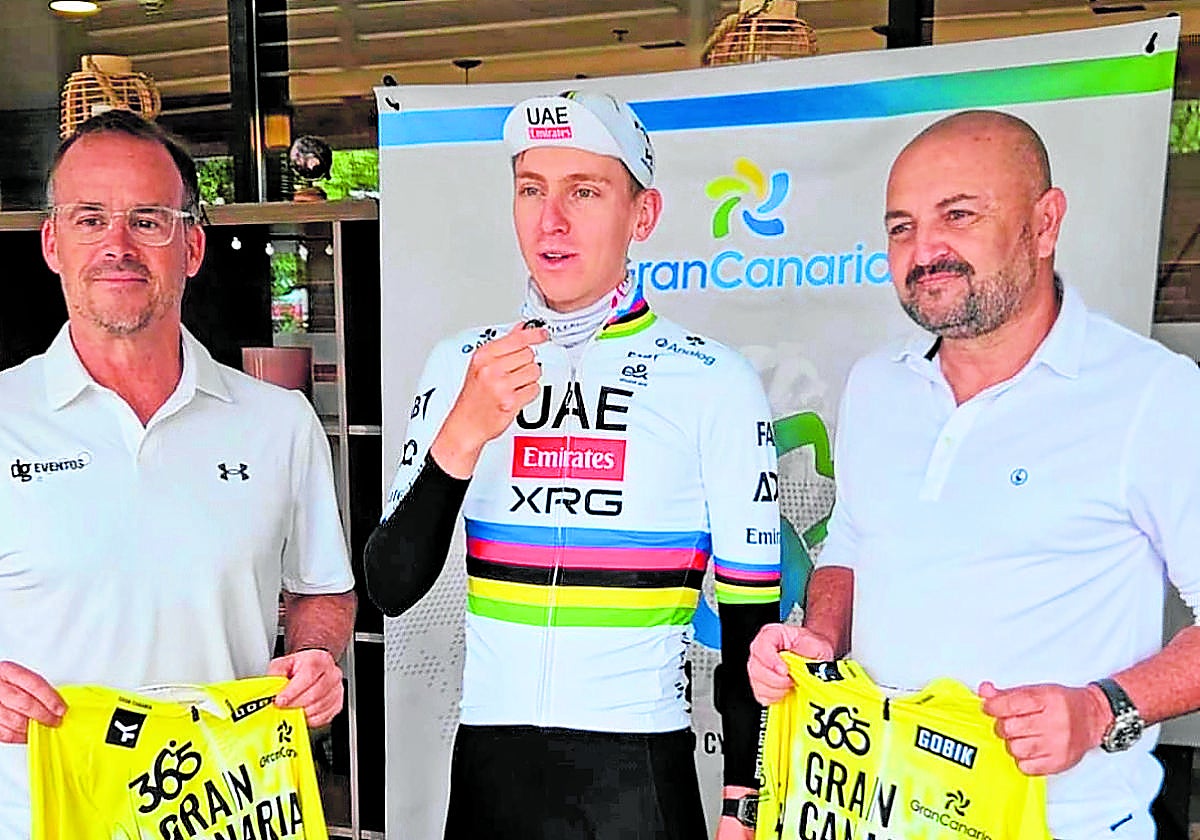Daniel González y Carlos Álamo, con maillots de la prueba isleña y junto a Tadeg Pogacar.