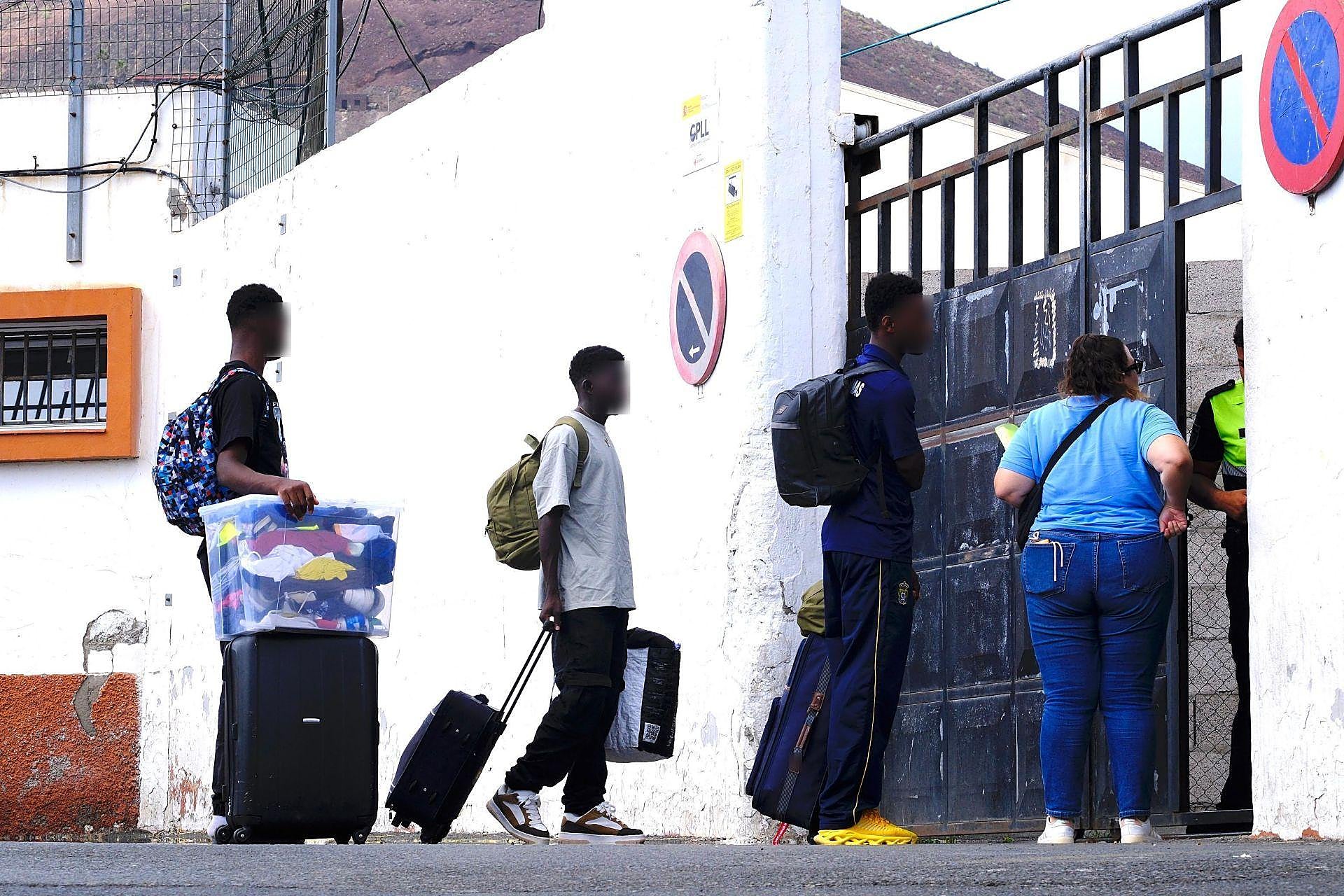 Así fue el traslado de los primeros menores asilados a Canarias 50