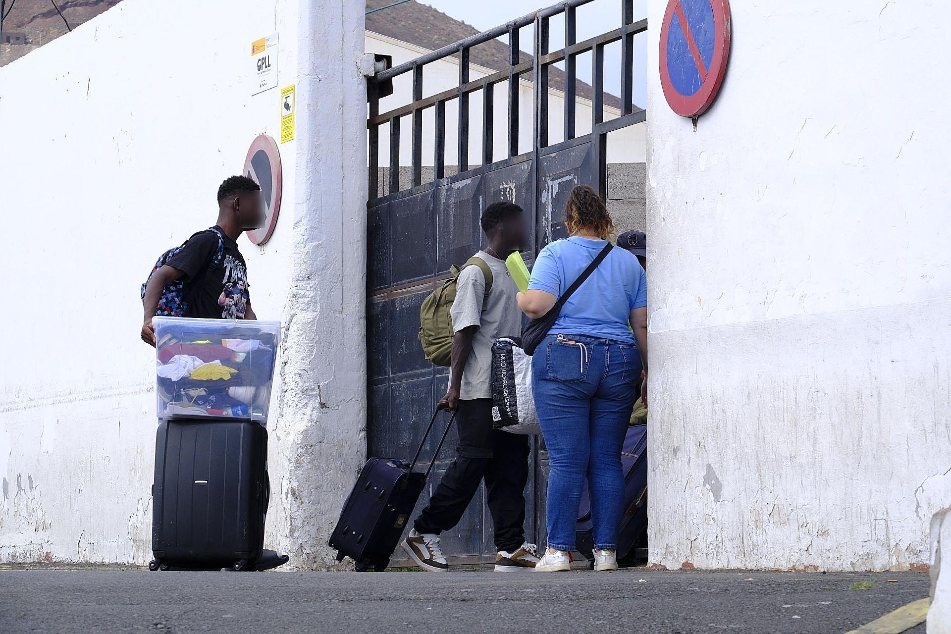 Así fue el traslado de los primeros menores asilados a Canarias 50