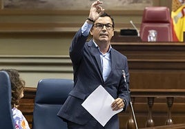 El consejero de Obras Públicas, Pablo Rodríguez, durante el pleno del Parlamento de Canarias.