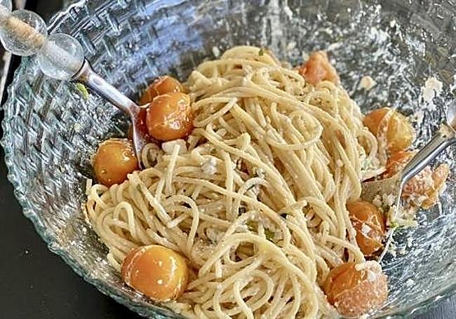 Espaguetis con cherrys, queso feta y albahaca