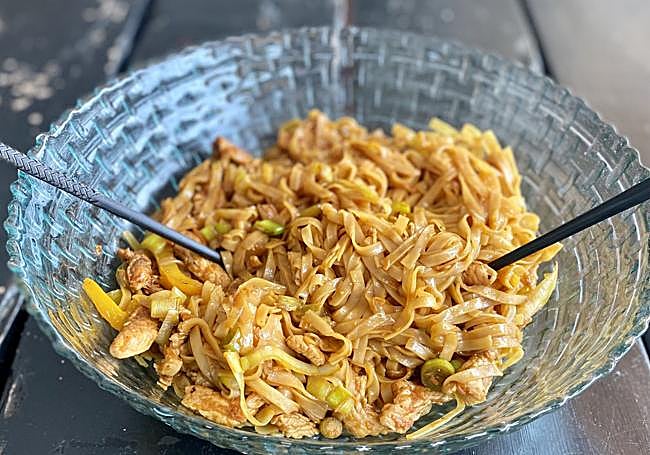 Fideos de arroz con pavo y verduritas