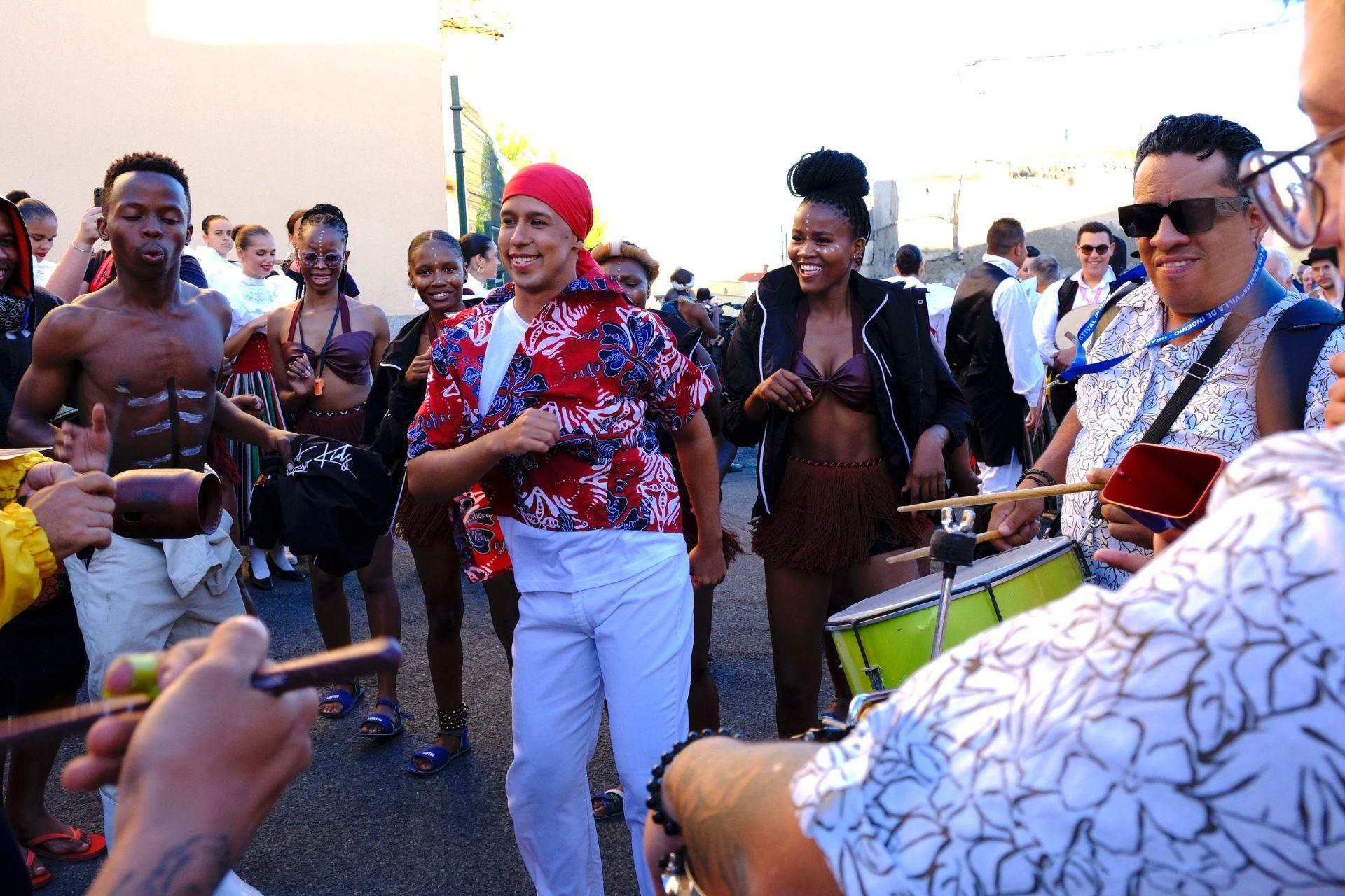 Color, música y cultura en el pasacalles de folclore de Ingenio