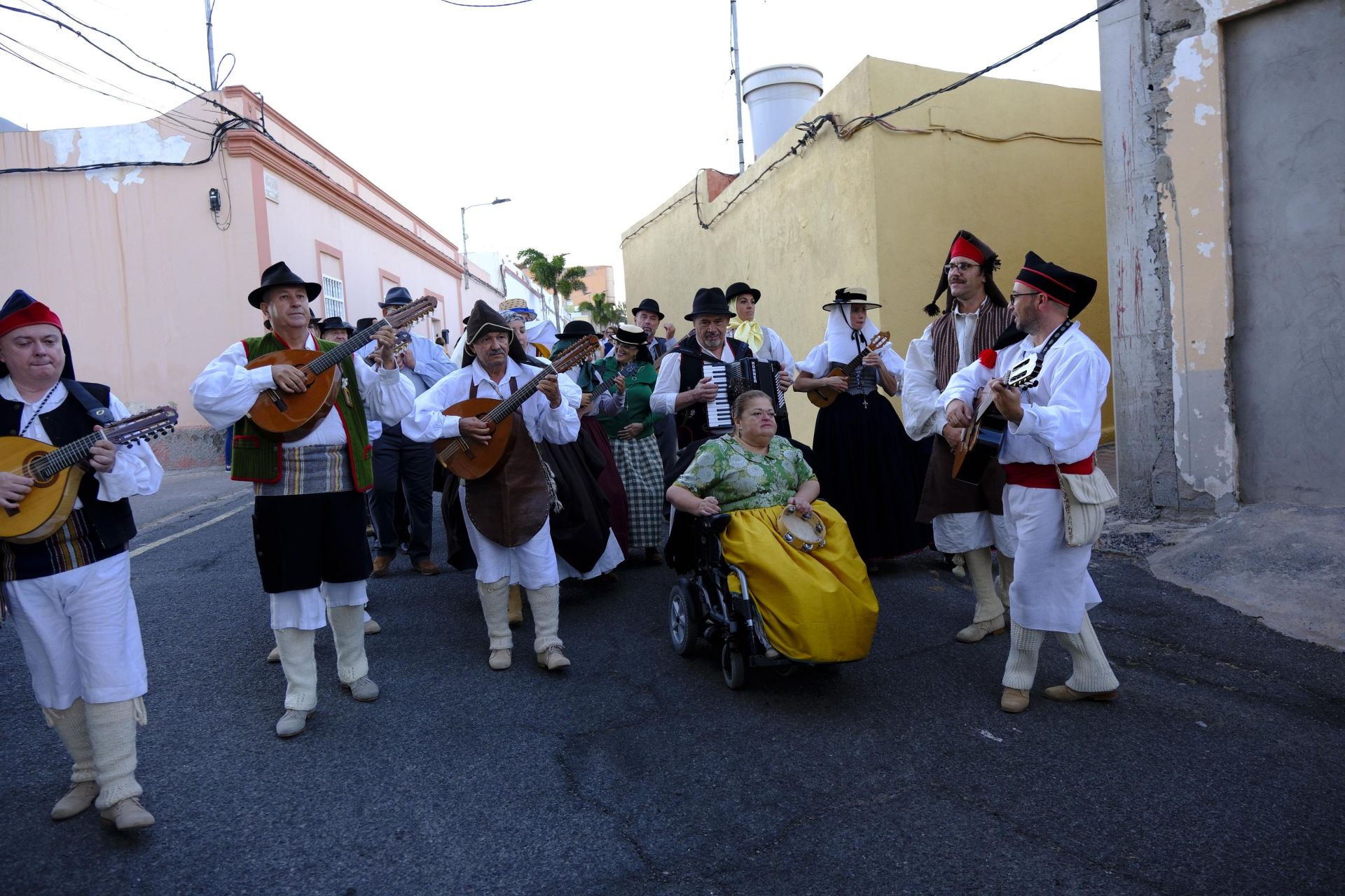 Color, música y cultura en el pasacalles de folclore de Ingenio