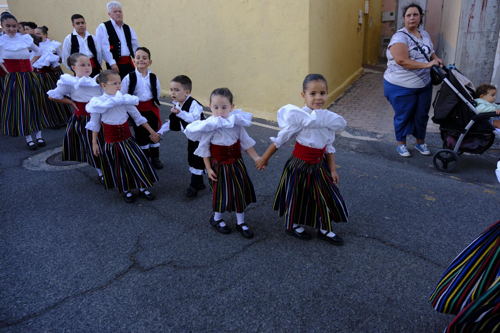 Color, música y cultura en el pasacalles de folclore de Ingenio
