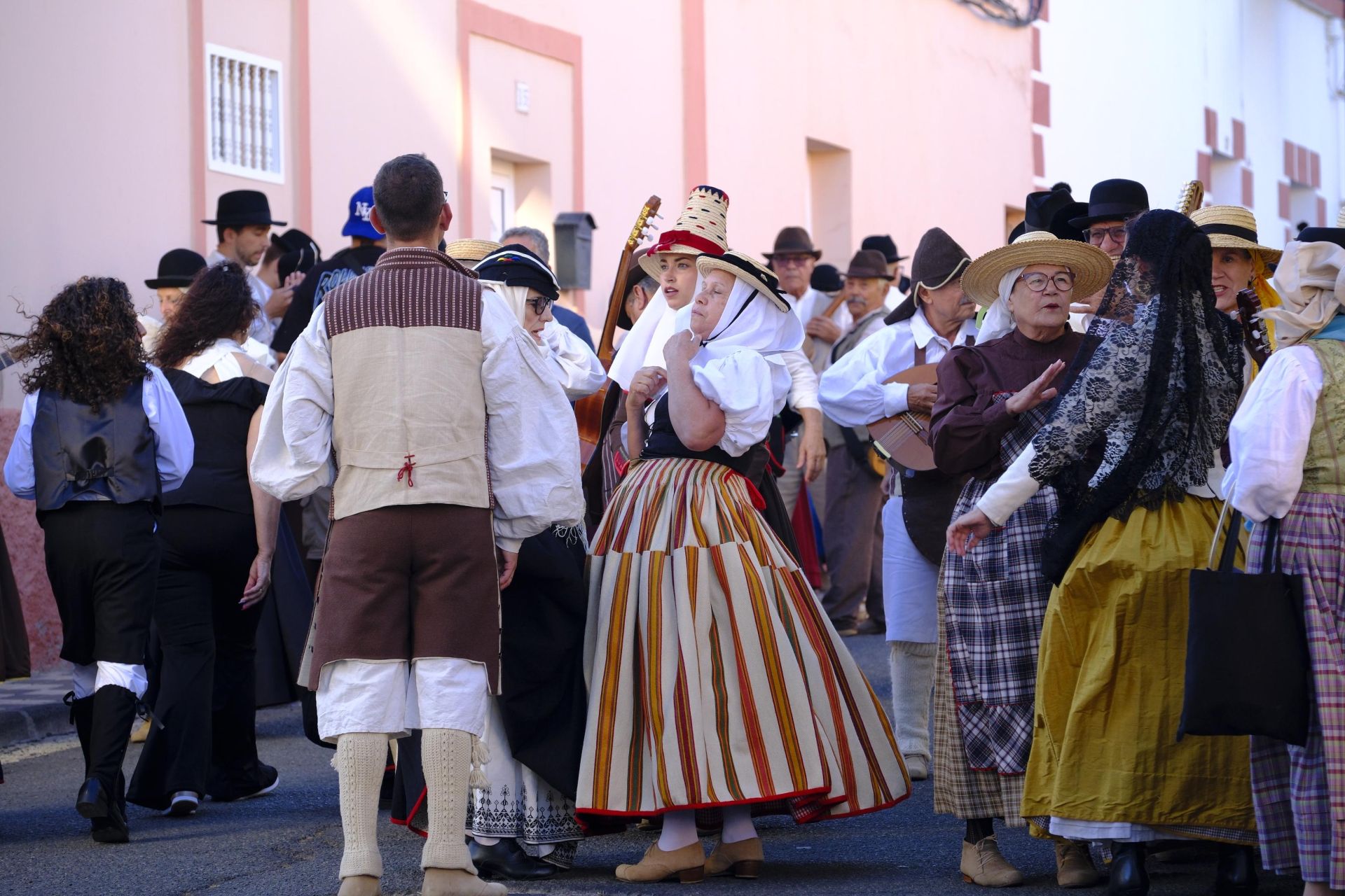 Color, música y cultura en el pasacalles de folclore de Ingenio