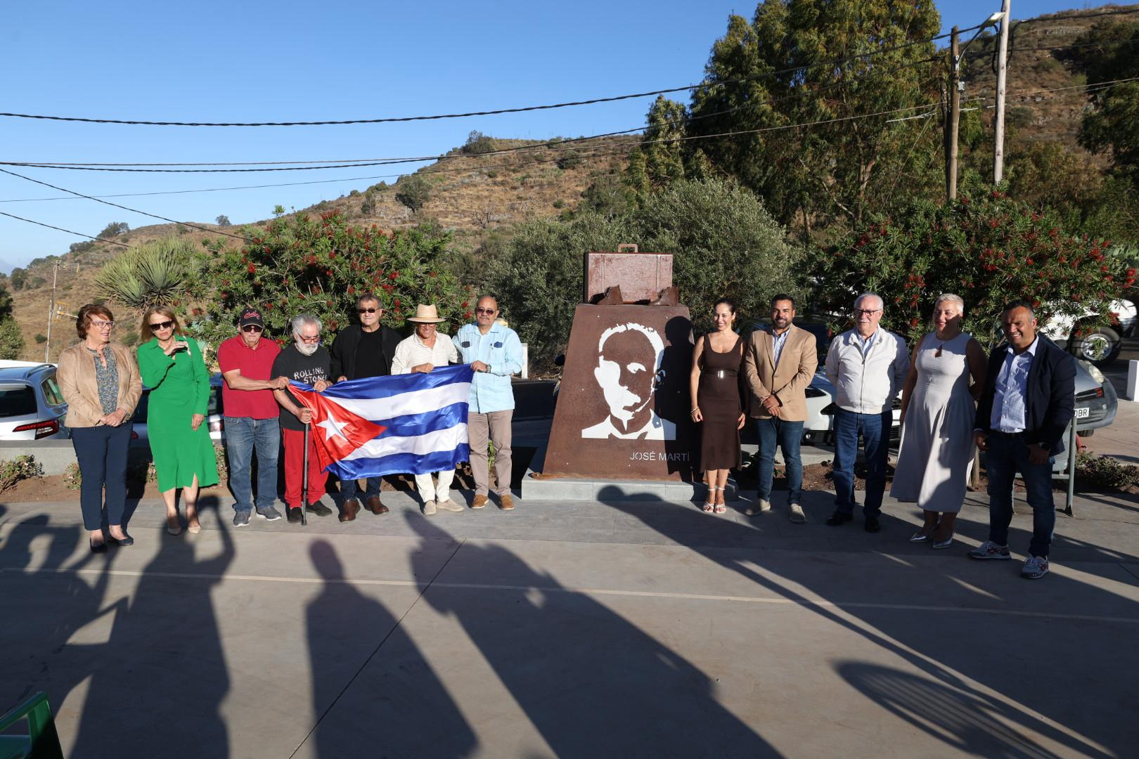 Momento en el que se descubrió la estatua en honor al abuelo de José Martí