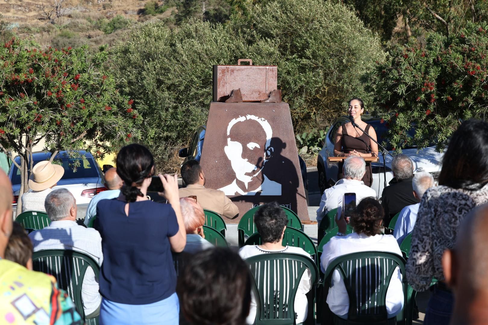 Momento en el que se descubrió la estatua en honor al abuelo de José Martí