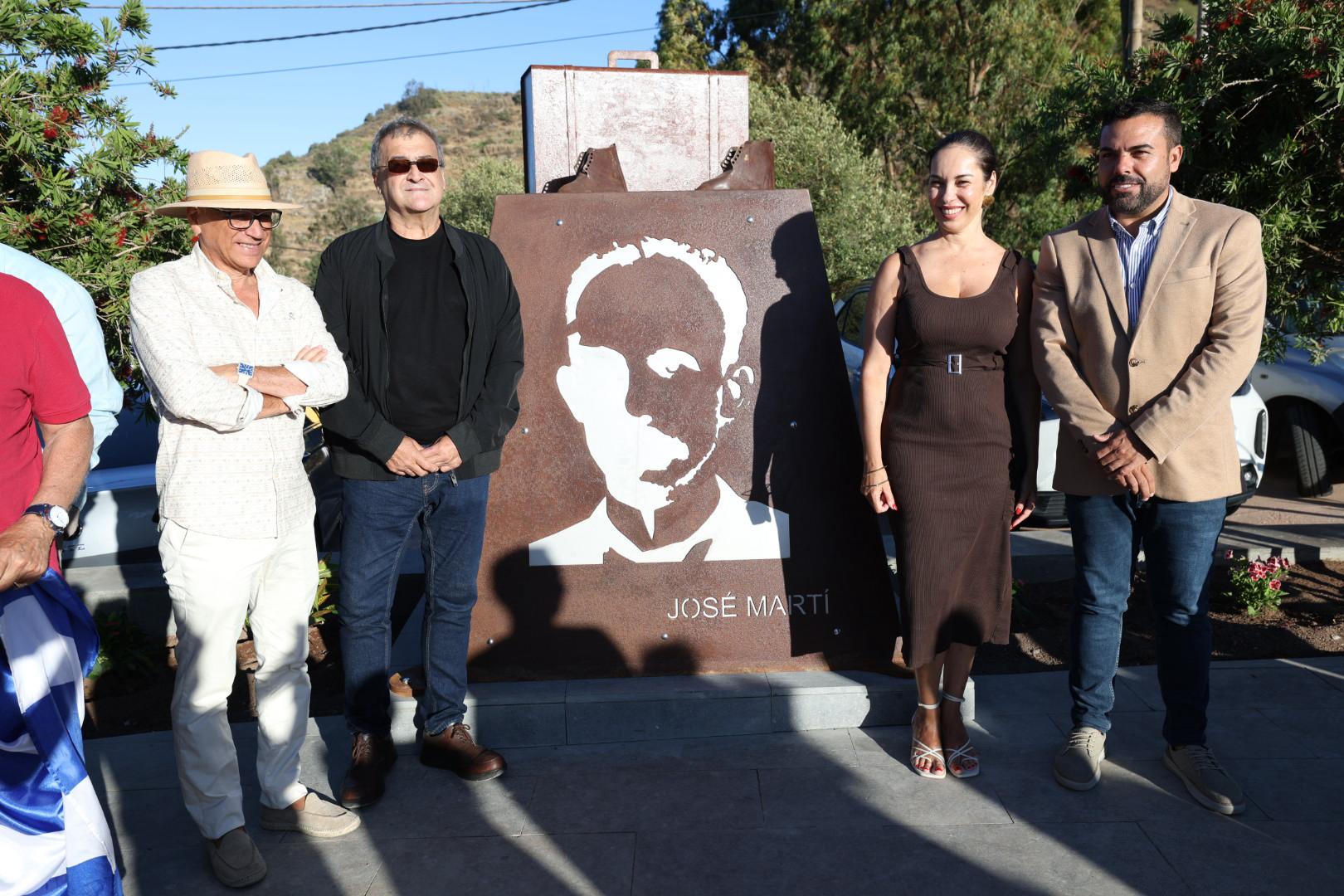 Momento en el que se descubrió la estatua en honor al abuelo de José Martí