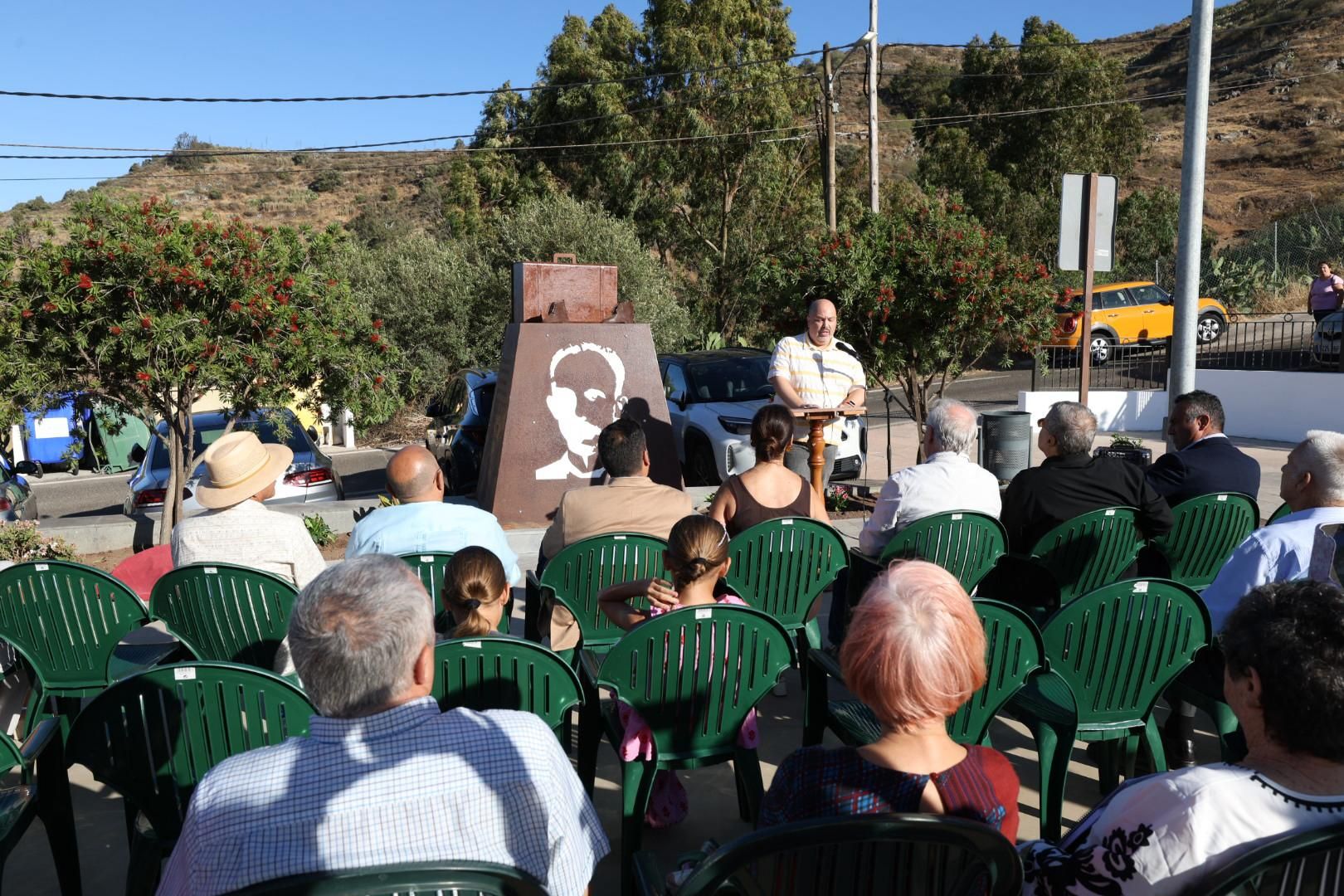 Momento en el que se descubrió la estatua en honor al abuelo de José Martí