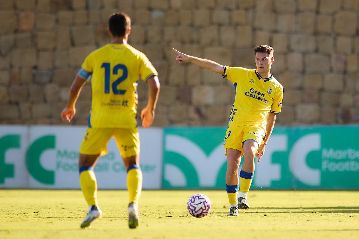 Mika, ante el Brighton en Marbella.