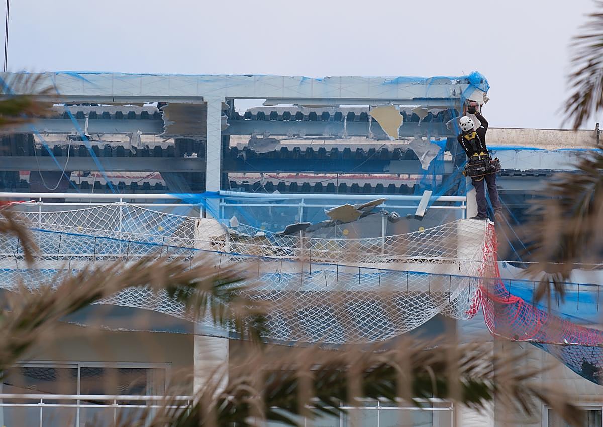 Imagen secundaria 1 - La piqueta zanja el litigio de 17 años en el hotel Riu Tres Islas, en Corralejo