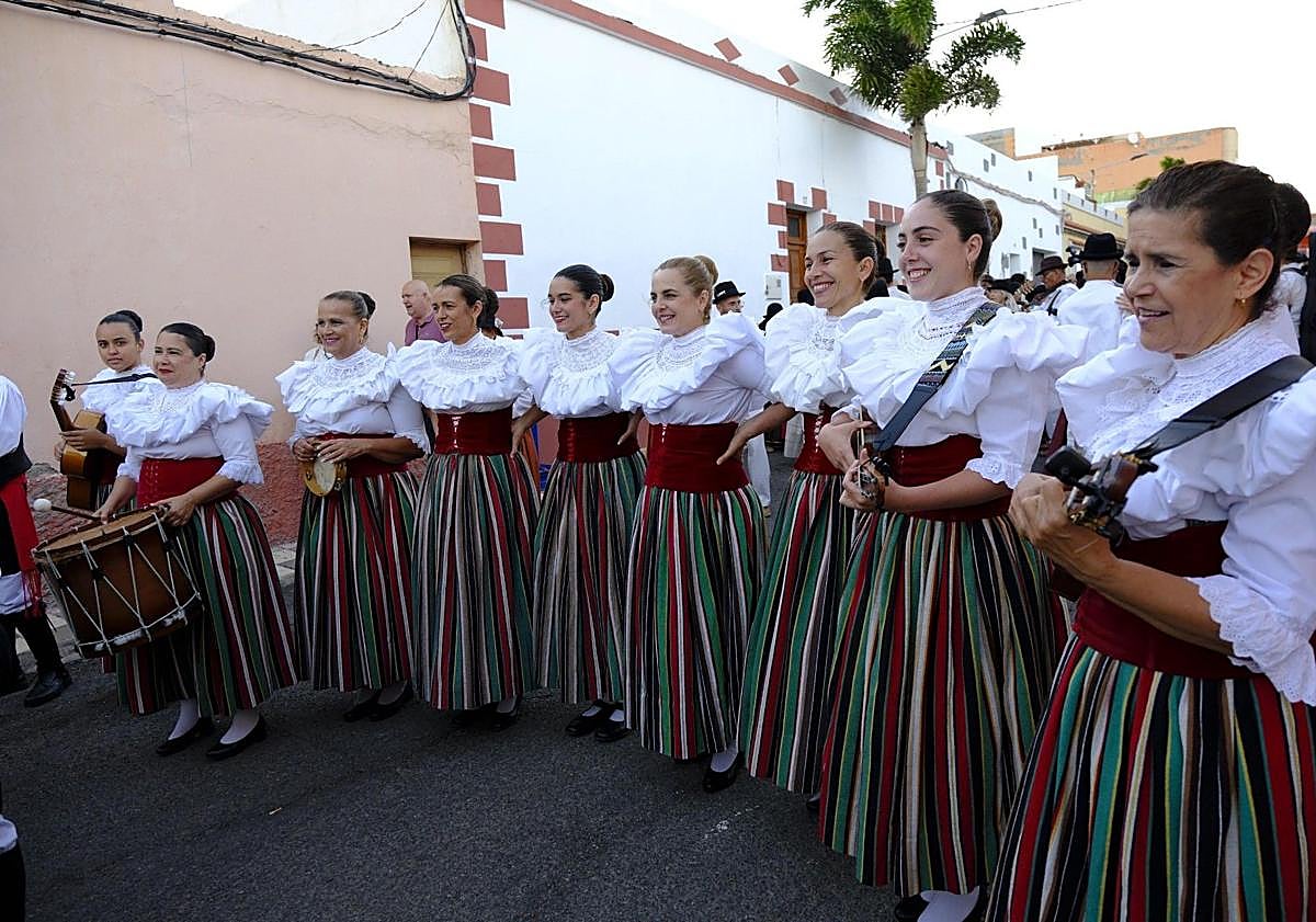 Imagen principal - Distintos momentos del pasacalles celebrado en el casco de Carrizal.