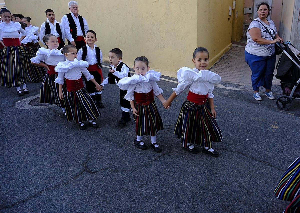 Imagen secundaria 1 - Distintos momentos del pasacalles celebrado en el casco de Carrizal.