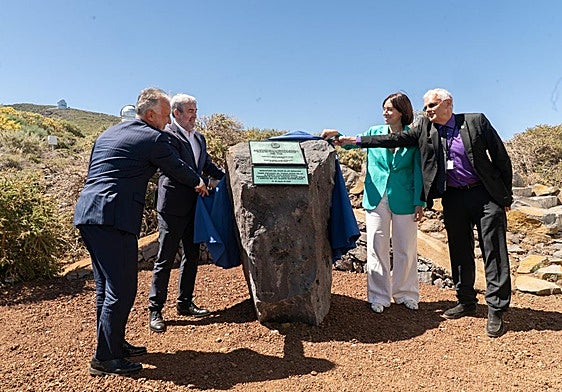 De izquierda a derecha, Ángel Víctor Torres, Fernando Clavijo, Diana Morant y Valentín Martínez Pillet descubren una placa en el Roque de los Muchachos.