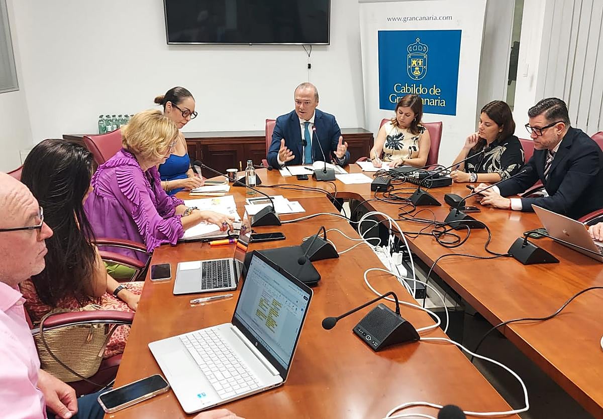 Augusto Hidalgo en la Comisión de Pleno del Cabildo en la que ofreció los datos sobre vivienda.