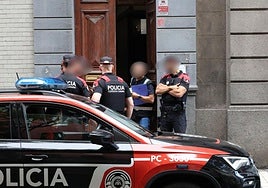 Agentes de la Policía Canaria en el registro del centro este jueves