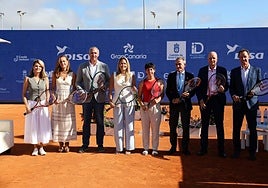 Foto de familia durante la presentación de la competición.