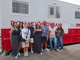 Un grupo de jóvenes tras donar sangre.