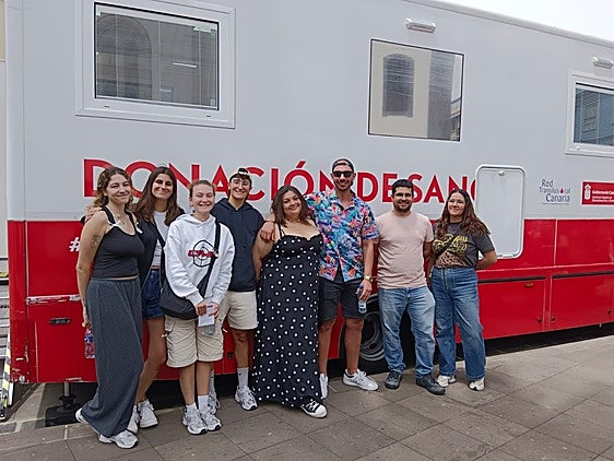 Un grupo de jóvenes tras donar sangre.