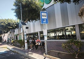 Parada de guaguas en El Doctoral, sin marquesina.