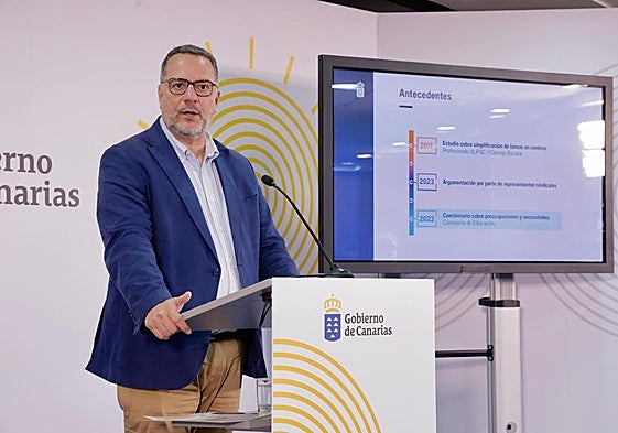 Poli Suárez, consejero de Educación, anuncia ante los medios el plan para reducir la carga burocrática.