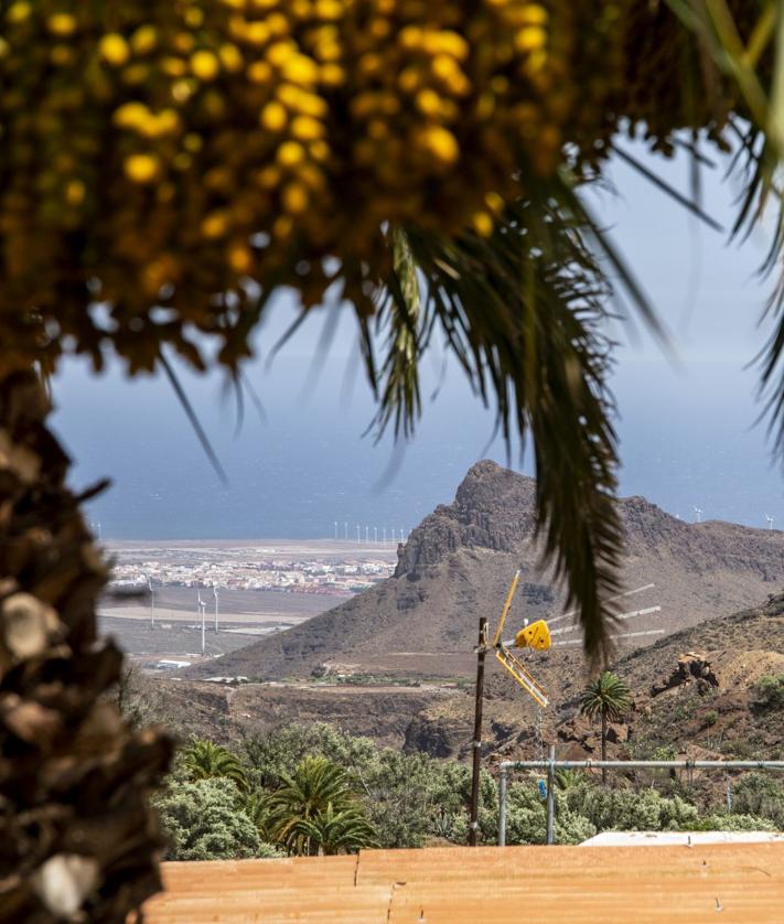 Imagen secundaria 2 - 1. Vistas panorámica del Temisas. 2. Iglesia de San Miguel Arcángel. 3. Vista de la costa de Gran Canaria desde Temisas.