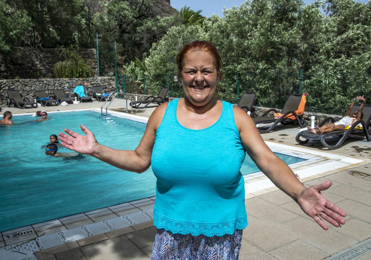Imagen principal - 1. Juana Sánchez, vecina de Temisas. 2. Piscina pública de Temisas. 3. Rayco, grancanario que veranea en el pueblo.