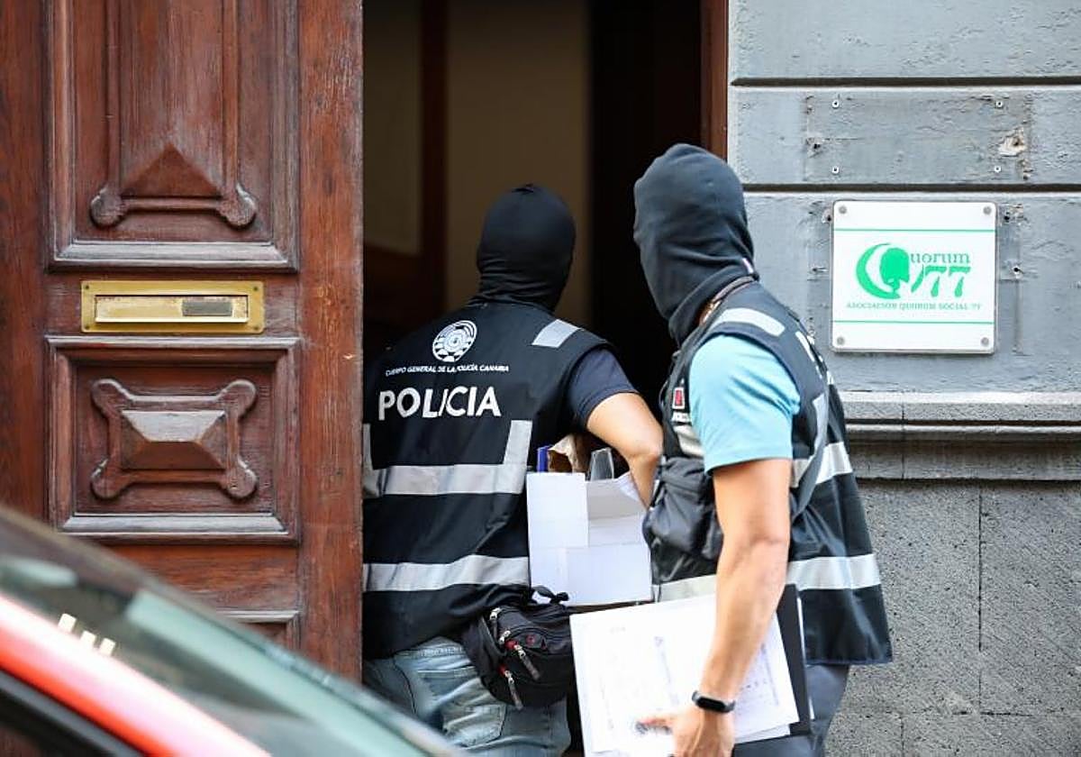 La Policía Canaria fue la encargada del registro de la sede de Quórum77 en la capital grancanaria.