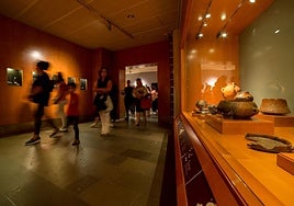 Imagen de archivo de visitantes en el Museo y Parque Arqueológico Cueva Pintada de Gáldar.