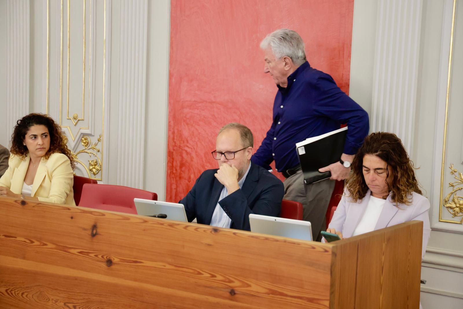 Las imágenes del reencuentro entre Pedro Quevedo y José Eduardo Ramírez en el pleno municipal