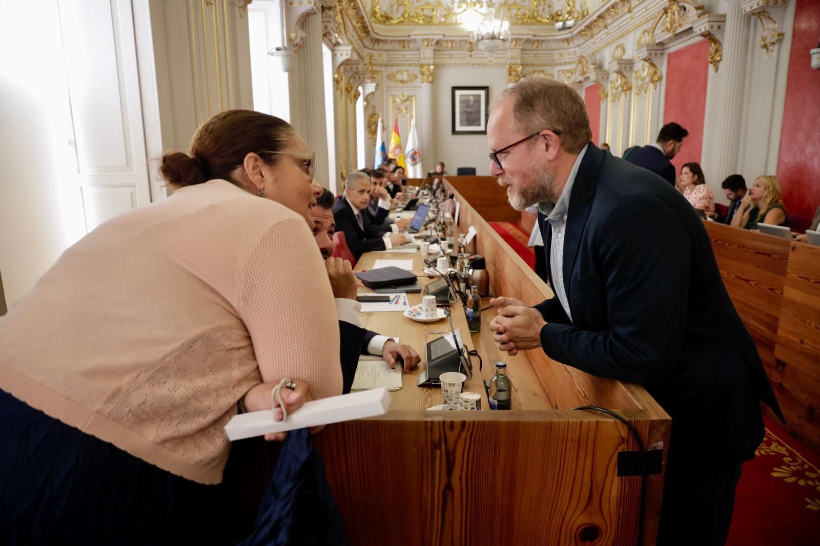 Las imágenes del reencuentro entre Pedro Quevedo y José Eduardo Ramírez en el pleno municipal