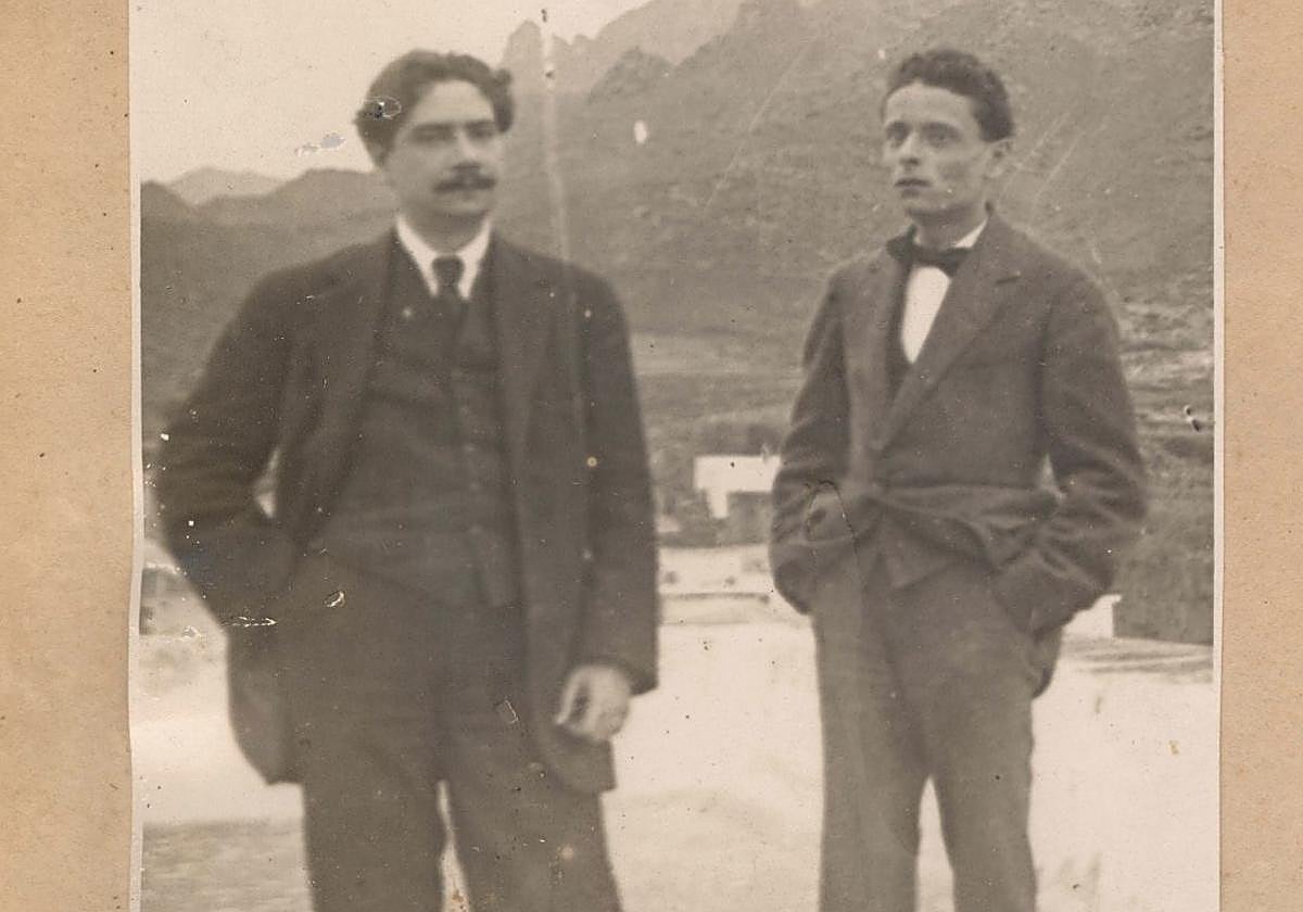 Tomás Morales y Alonso Quesada en Agaete hacia 1917.