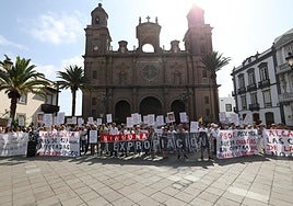 Las imágenes de la concentración de los vecinos de Las Torres en Santa Ana