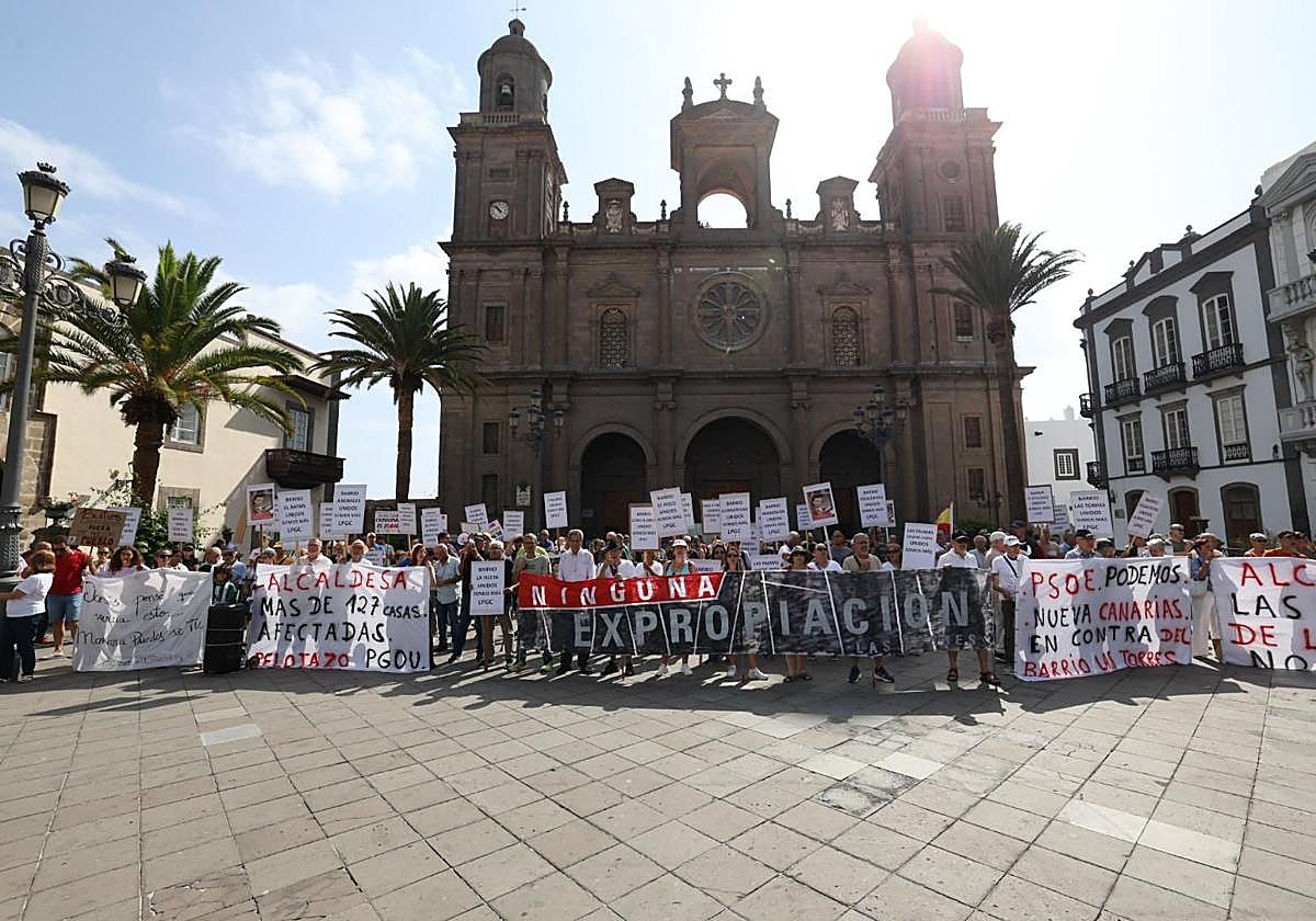 Las imágenes de la concentración de los vecinos de Las Torres en Santa Ana