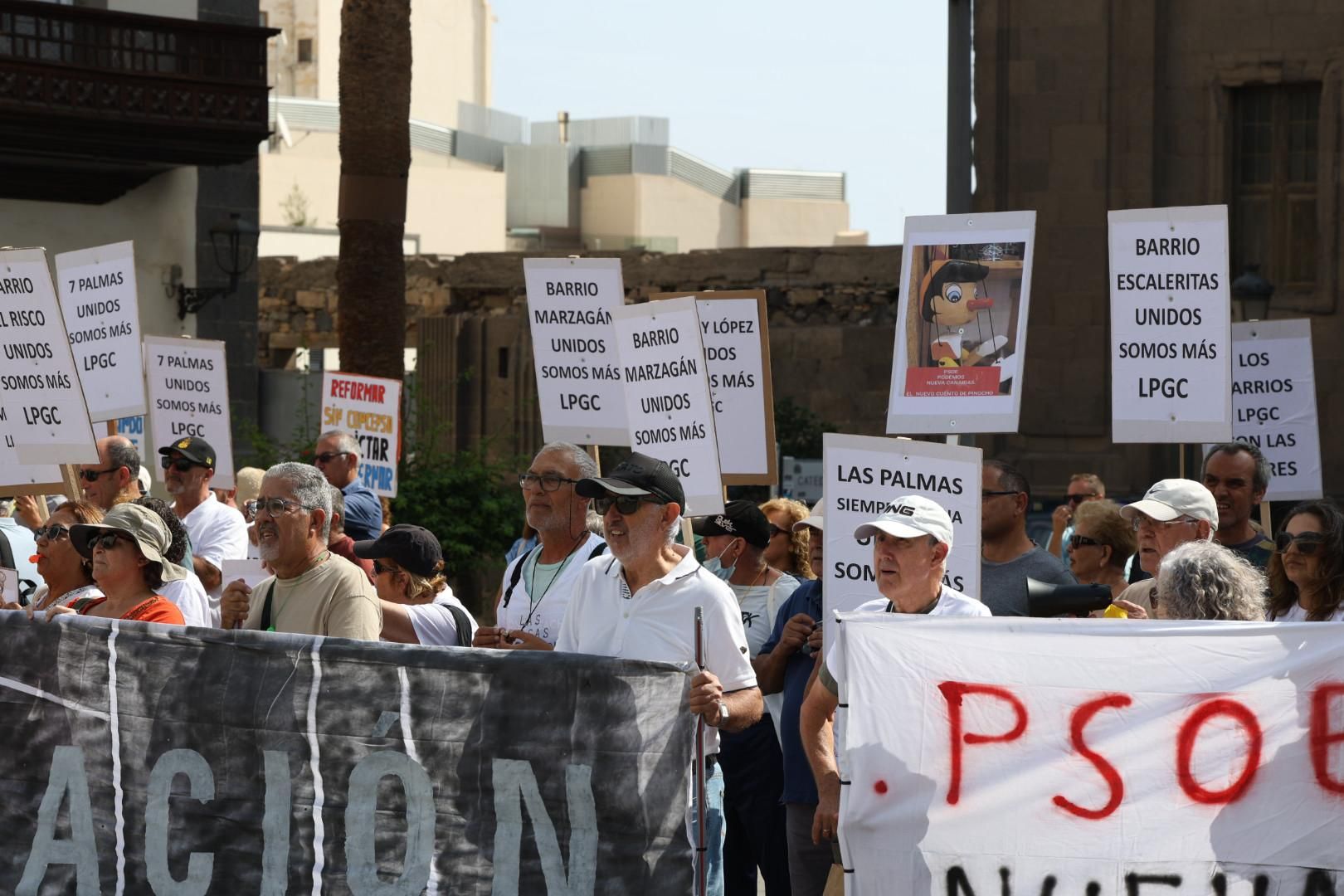 Las imágenes de la concentración de los vecinos de Las Torres en Santa Ana