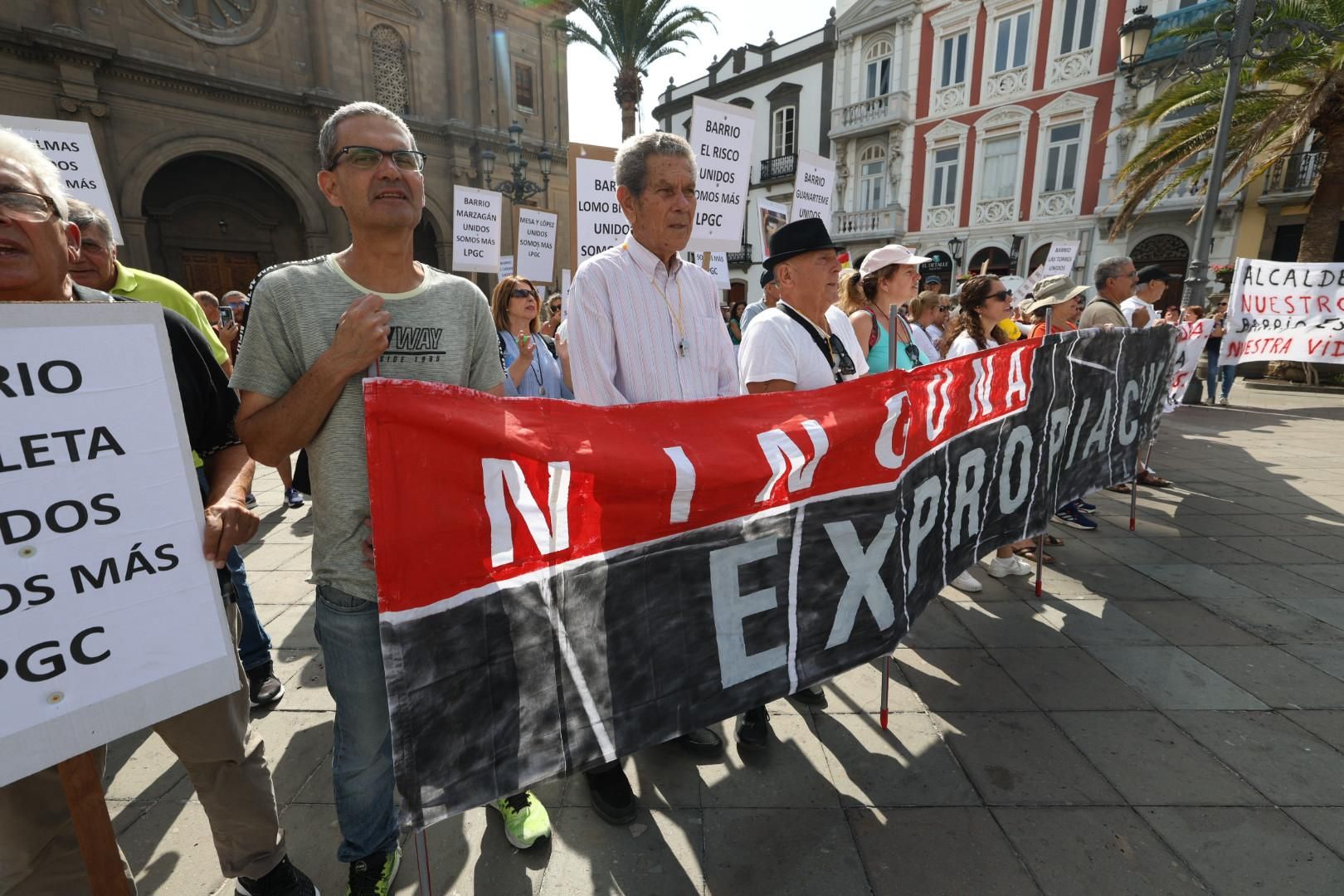 Las imágenes de la concentración de los vecinos de Las Torres en Santa Ana