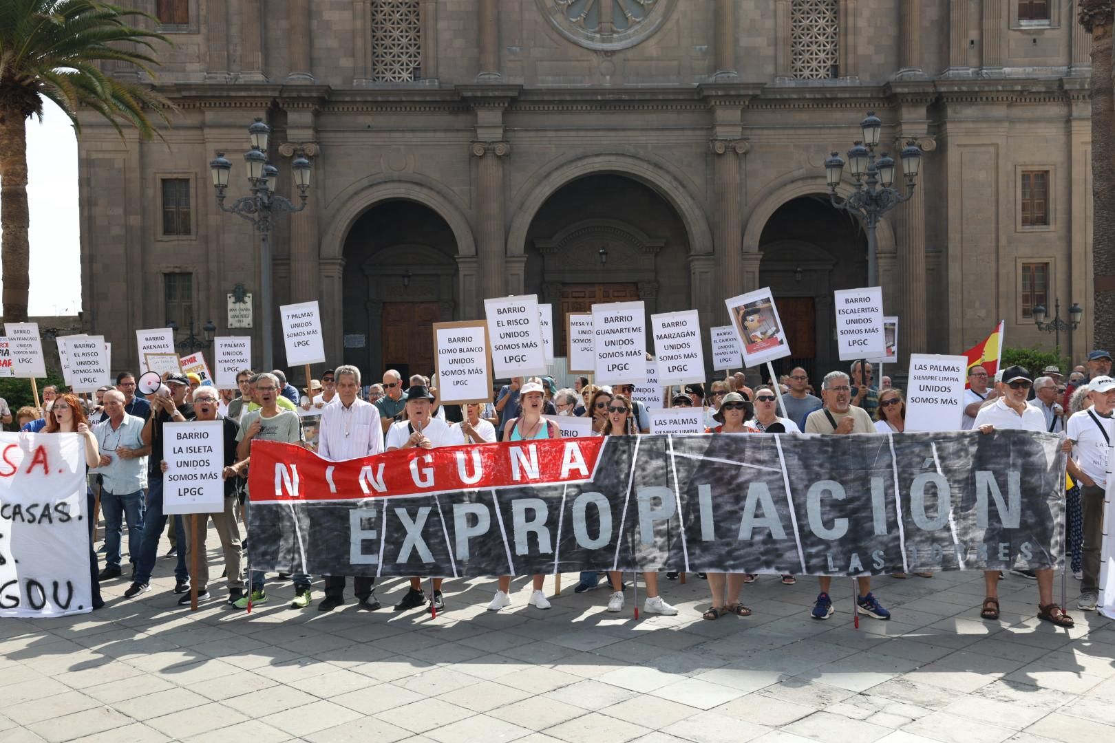 Las imágenes de la concentración de los vecinos de Las Torres en Santa Ana